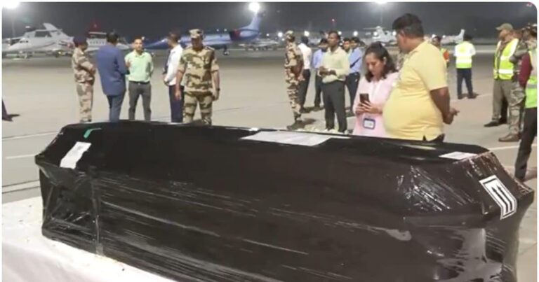 Zubeen Garg Latest News: सिंगर जुबिन गर्ग का पार्थिव शरीर सिंगापुर से दिल्ली लाया गया, CM हिमंत बिस्वा सरमा ने दी श्रद्धांजलि