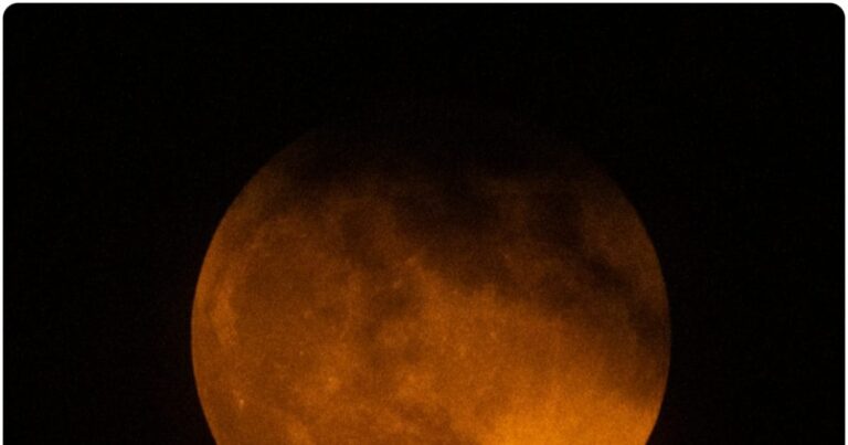 Chandra Grahan 2025: गर्भवती महिला, पानी में चांद की परछाई… चंद्रग्रहण में कई अंधविश्वास, लेकिन क्या है इसके पीछे की सच्चाई?