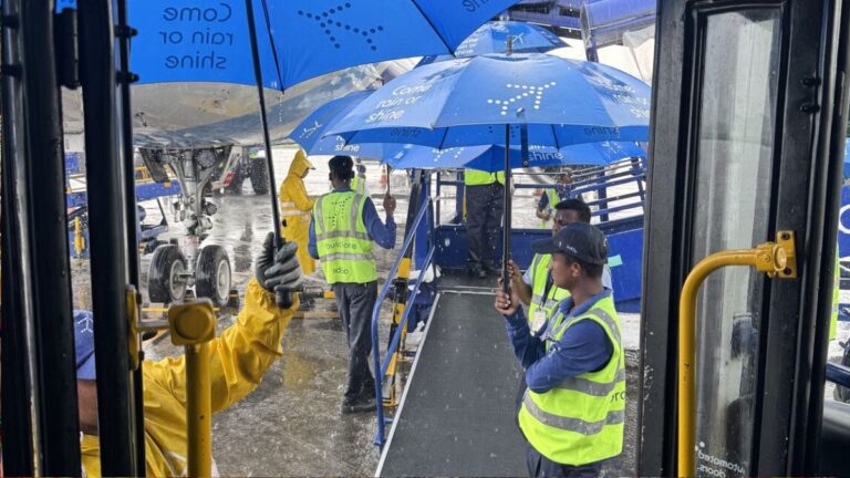 सोशल मीडिया पर वायरल हुआ IndiGo स्टाफ का ‘Umbrella Chain’ जेस्चर, पैसेंजर्स भी हुए कायल | IndiGo Staff Creates Viral ‘Umbrella Chain’ to Protect Passengers from Rain news in hindi