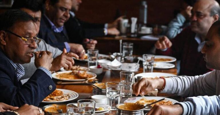 रेस्टोरेंट में खाना महंगा होगा या सस्ता? हवाई यात्रा पर कितना असर, आम लोगों की नजर से समझें GST कट का गणित