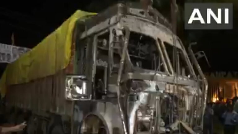 Madhya Pradesh: इंदौर में बेकाबू ट्रक ने भीड़ को रौंदा, 2 लोगों की हुई मौत, कई घायल अस्पताल में भर्ती | Madhya Pradesh: truck crushed people in Indore, 2 died, many injured
