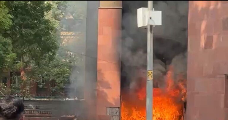 Delhi Fire | Brahmaputra Apartment Fire | Rajya Sabha MP Apartments Fire | दिल्ली ब्रह्मपुत्र अपार्टमेंट्स में आग, संसद भवन के पास मचा हड़कंप, यहीं है राज्यसभा सांसदों का आवास