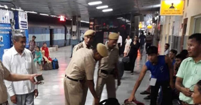 ट्रेन से दिल्ली जा रहा था युवक, पूछा-बैग में क्या है तो देने लगा गोलमोल जवाब, फिर झोला खोलते ही GRP पुलिस के उड़े होश