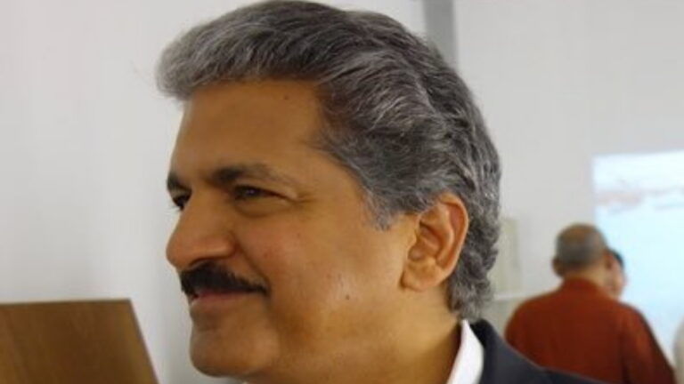 मेरी मां ने अपनी सोने की चूड़ियां और हार दान किए थे, आनंद महिन्द्रा ने सुनाया किस्सा, पूछा क्या अब संभव है | Anand Mahindra narrated the story of the Indo-China war, ‘My mother donated her gold bangles and necklace’