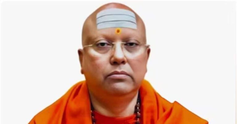 PMO का फर्जी पहचान पत्र, नेताओं संग नकली तस्वीरें… बाबा चैत्यानंद का ‘VIP फ्रॉड’! हर दिन खुल रहे नए राज