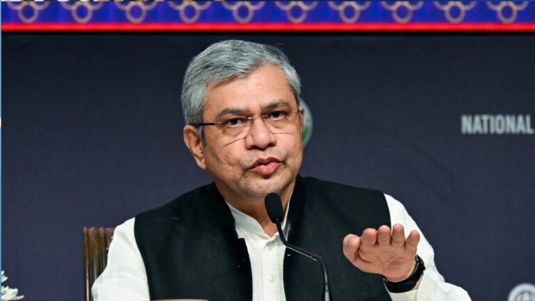 Chhath Puja special Train: रेलवे अगले पांच दिनों में चलाएगा 1,500 ट्रेनें, अश्विनी वैष्णव ने लिया जायजा | Chhath Puja Special Train Ashwini Vaishnaw Reviews 1500 Train Schedule Next 5 Days news in hindi