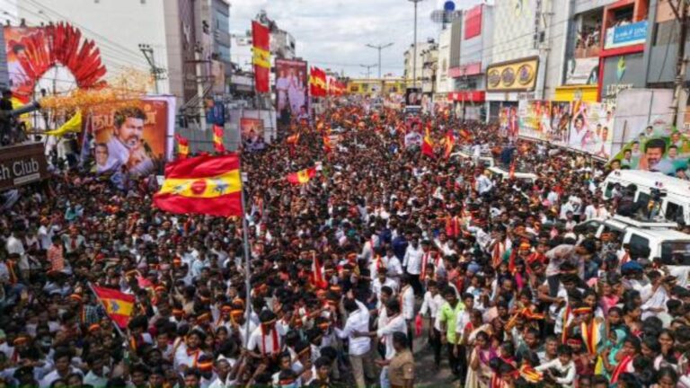 Karur Stampede पर मद्रास हाईकोर्ट का बड़ा फैसला, SIT जांच के दिए आदेश, TVK कार्यकर्ताओं को लगाई फटकार | Madras High Court SIT probe Tamil Nadu Karur stampede Vijay rally update news in hindi