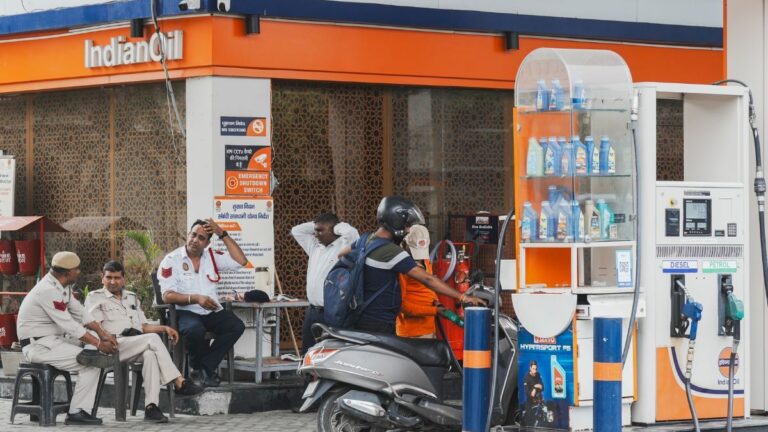 Petrol Diesel Price Today: पेट्रोल-डीजल के दाम में भारी गिरावट? चेक करें अपने शहर के ताजा रेट | petrol diesel price 16 october 2025 latest fuel rates city wise delhi jaipur lucknow patna