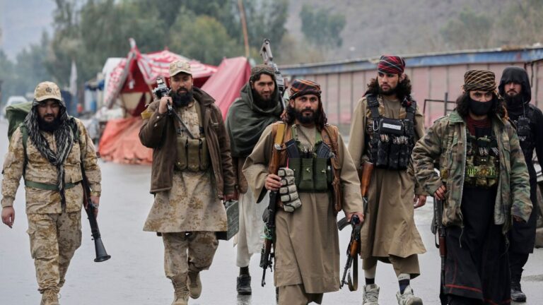 Pak-Afghan Row: अफगानिस्तान के पलटवार से तिलमिलाया पाकिस्तान, भारत के खिलाफ क्यों उगला जहर? | Pak-Afghan Row: Taliban Confirms Attacks on Pakistani Troops, PAK says Afghanistan will also be given a befitting reply like India