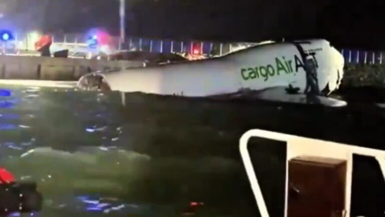 Hong Kong plane crash: लैंडिंग के समय प्लेन का बिगड़ा कंंट्रोल, समुद्र में जा गिरा कार्गो, 2 की मौत, VIDEO | Hong Kong plane crash: Cargo plane loses control during landing, crashes into sea; VIDEO