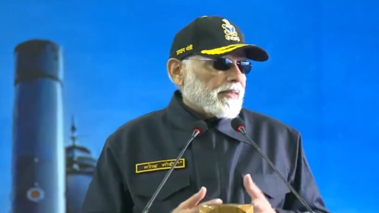 PM Modi ने INS विक्रांत पर सशस्त्र बलों के साथ मनाई दिवाली, कहा- सैनिकों के ताकत के सामने महासागर भी फीका | PM Modi Celebrates Diwali Armed Forces INS Vikrant Says Ocean Fades Might India Brave Soldiers news in hindi