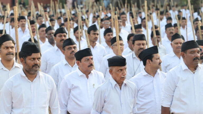 Rss को नहीं मिली मार्च की अनुमति, भड़की BJP ने कहा- कांग्रेसियों को सनातनियों से घृणा करना सोनिया सिखाती हैं | blow to CongresKarnataka HC grants permission for RSS route march on 2 nov, BJP makes serious allegations against Sonia Gandhi
