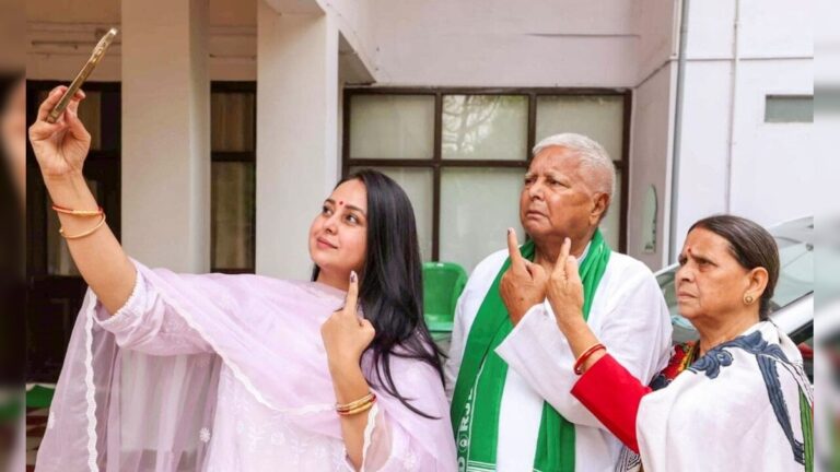 ‘क्या लालू राजनीति के धृतराष्ट्र बन गए हैं?’ रोहिणी की पीड़ा से RJD में तूफान, परिवार में फिर टूट