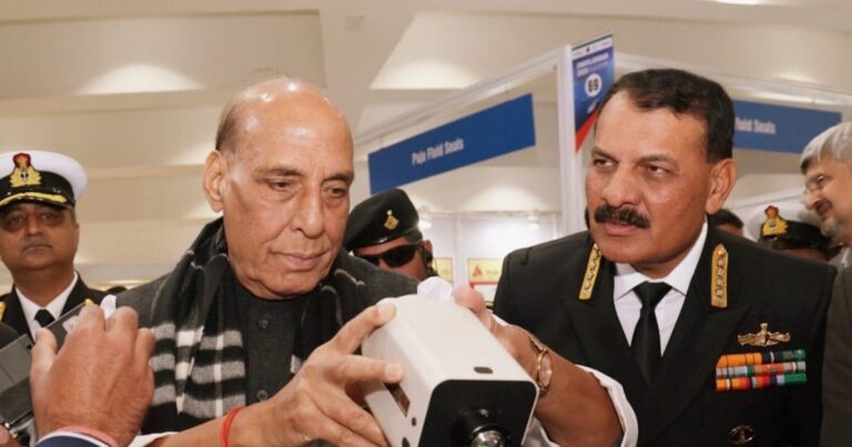 Rajnath Singh Inspects High Power Surveillance System Swavlamban Seminar | अब पाताल में भी नहीं छिप पाएंगे घुसपैठिये! राजनाथ सिंह के हाथ में दिखा वो गैजेट जो बदल देगा सर्विलांस का तरीका