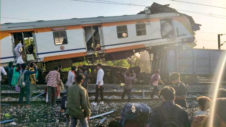 Bilaspur Train Accident: बिलासपुर में ट्रेन हादसे में अब तक 5 की मौत, रेलवे ने किया मुआवजे का ऐलान | Chhattisgarh Bilaspur Train Accident 5 Dead, 14 Injured Railways Announce Ex-Gratia news in hindi