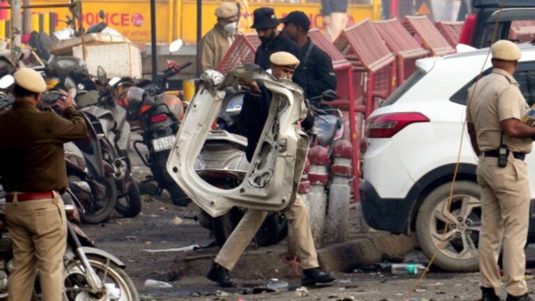 Delhi Blast: ‘रहस्यमयी’ कार में बैठकर फरार हुए हमलावर, UP-हरियाणा तक नाकाबंदी कर ढूंढ रही पुलिस | delhi blast rahasyamayi car hamlawar farar up haryana police talash
