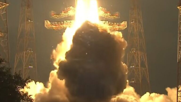 ISRO ने बाहुबली रॉकेट से लॉन्च की सबसे एडवांस्ड कम्युनिकेशन सैटेलाइट, पीएम मोदी ने दी बधाई | ISRO launches Navy’s most advanced communication satellite GSAT-7R, PM Modi congratulates
