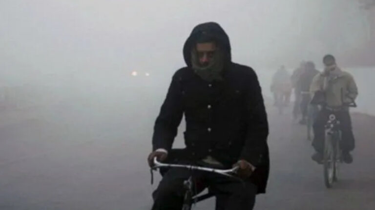 Aaj Ka Mausam: कई राज्यों में गिरा तापमान, बढ़ी सर्दी, दिल्ली में AQI बहुत खराब, जानें IMD का मौसम अपडेट | Aaj Ka Mausam Updates: Snowfall in Himachal, Jammu Kashmir, no rain in Delhi But AQI Severe, what says IMD weather Forecast, Know Updates in hindi