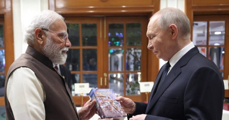 PM Modi Gifts Vladimir Putin Copy Of Gita In Russian at 7 LKM Residence | कूटनीति के साथ आध्यात्म: पीएम मोदी ने दोस्त पुतिन को तोहफे में दी गीता, बोले- यह करोड़ों लोगों की प्रेरणा है