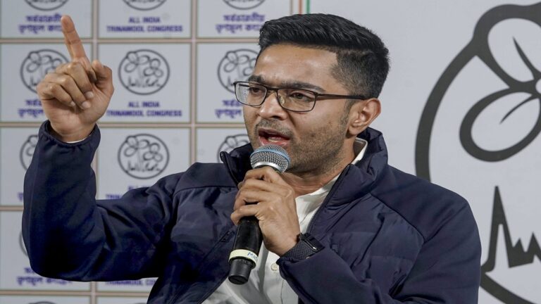 Bengal Sir: चुनाव आयोग के साथ मीटिंग के बाद Abhishek Banerjee का आरोप, ‘अधिकारी मुझे उंगली दिखा रहे थे’ | Bengal Sir Abhishek Banerjee meeting Election Commission says officials point finger at me hindi
