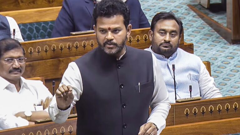 हवाई किराए की मनमानी पर खुलासा! मंत्री ने बताया- कब लागू होती है ₹7,500 से ₹18,000 की ‘सीक्रेट’ प्राइस कैप | civil aviation minister ram mohan naidu parliament statement airfare cap indigo crisis