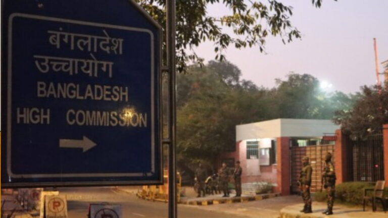 भारत के एक्शन के बाद बांग्लादेश हुआ बेचैन, भारतीयों के लिए वीजा सर्विस को किया सस्पेंड | Bangladesh suspended visa services for Indians, upset by India’s action