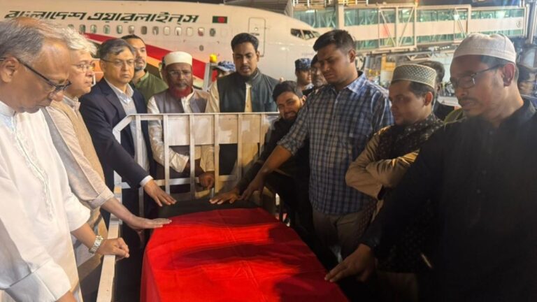 Bangladesh violence: ढाका पहुंचा उस्मान हादी का शव, उमड़ी लोगों की भारी भीड़ | Bangladesh violence usman hadi body reaches dhaka crowd gathers