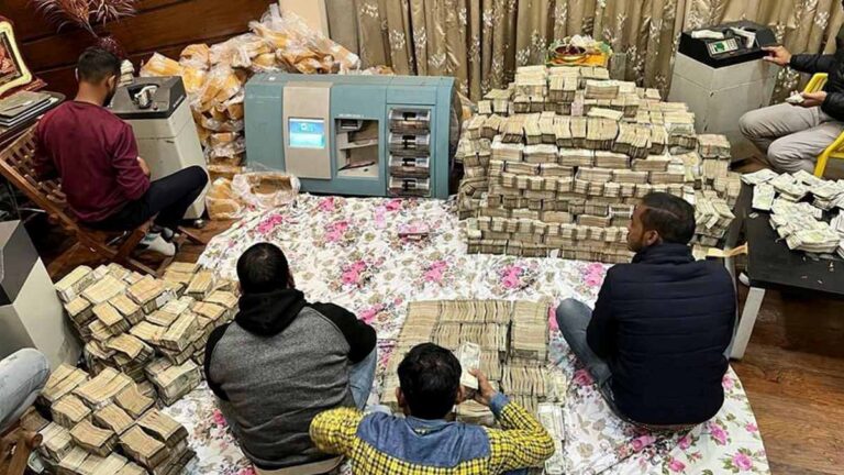 लेफ्टिनेंट कर्नल के घर मिला पैसा ही पैसा, CBI की रेड में करोड़ों का कैश जब्त, ऑफिसर पत्नी पर भी FIR | cbi arrests army officer in defence bribery case cash seized across multiple cities
