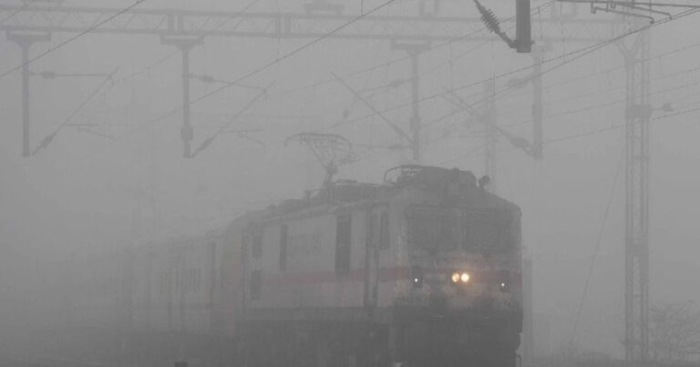 कोहरे का कहर- 87 ट्रेनें अटकी, राजधानी से लेकर दूरंतो तक, क्या आपकी भी है ट्रेन लेट? यहां जानें लेटेस्ट अपडेट