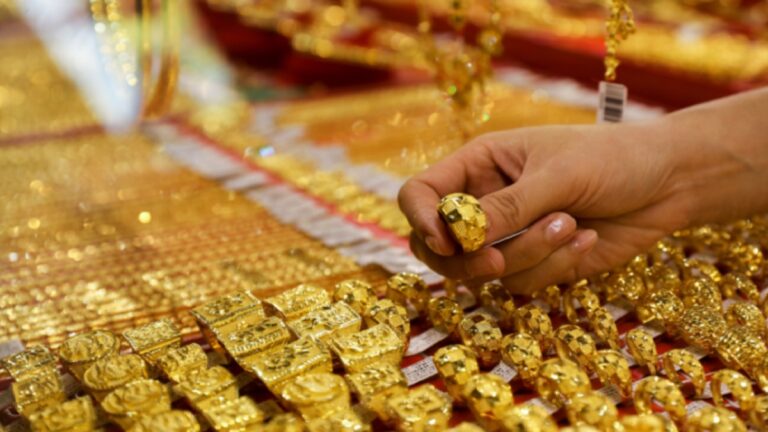 Gold Rate Today: नए साल से पहले आसमान छू रहा सोने का भाव, दिल्ली में 1.33 लाख पार, आपके शहर में क्या है रेट | Gold Rate Today Silver Price Today India 13 December 2025 24K 22K 18K Aaj Ka Sone Ka Bhav News
