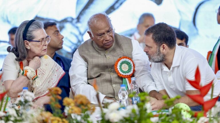 CWC Meeting: मनरेगा पर क्यों आर-पार की लड़ाई की तैयारी में कांग्रेस? बंगाल चुनाव से पहले BJP के खिलाफ नया दांव | CWC Meeting Today key agenda congress MGNREGA political fight bjp VB G RAM G Act
