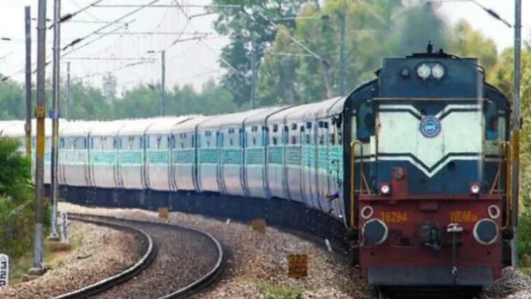 Railway news: बांद्रा टर्मिनस–दिल्ली सराय रोहिल्ला सुपरफास्ट एक्सप्रेस का कलोल स्टेशन पर अतिरिक्त ठहराव | Railway news: Additional Stopage Provided To Bandra Terminus-Delhi Sarai Rohilla Superfast Express at Kalol Station Hindi