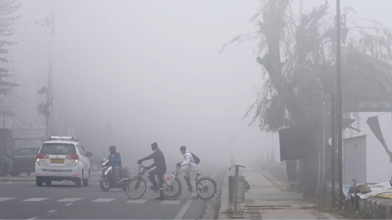 Aaj ka Mausam: कहीं कोहरा तो कहीं बर्फबारी-बारिश, वीकेंड पर ट्रैवल से पहले जरूर पढ़ लें आज का मौसम अलर्ट | Aaj ka Mausam kaisa Rahega 13 December Weather alert fog snowfall rain weekend travel plan