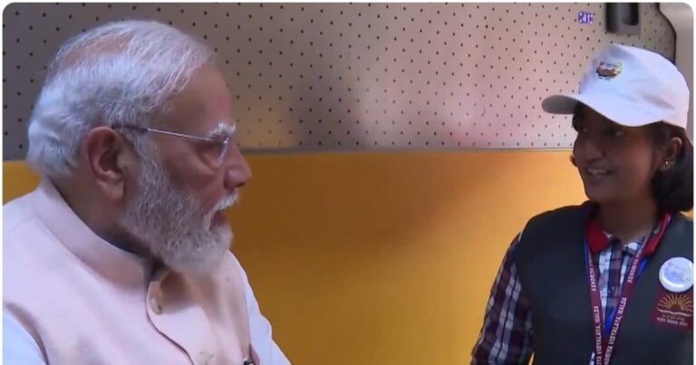 मालदा स्टेशन पर अपने किन युवा दोस्तों के मिले PM मोदी, ऑटोग्राफ भी दिया; एक्स पर लिखा – एक यादगार मुलाकात हुई