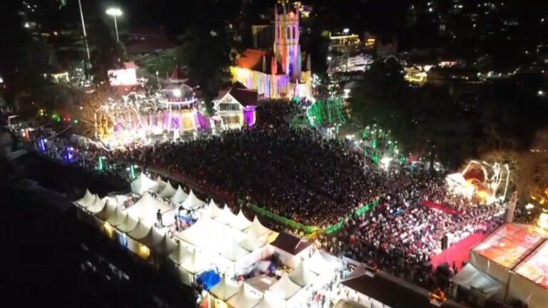 Happy New Year 2026 का आतिशबाजी-डांस के साथ हुआ स्वागत, कश्मीर में बर्फबारी में मना जश्न | Happy New Year 2026 welcomed with fireworks and dance, celebrated in snowfall in Kashmir