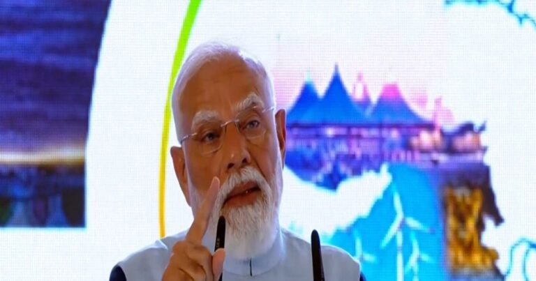 PM Modi In Gujarat LIVE: भारत की आर्थिक उड़ान में गुजरात बना ग्रोथ इंजन… राजकोट में बोले पीएम मोदी, कहा- देश में निवेश का सही समय