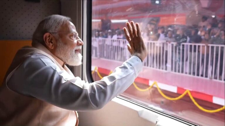 वंदे भारत स्लीपर में PM मोदी से यह कौन मिला, छूटते ही बोले- कविता लिखे हो? बोल दो! देखिए वीडियो
