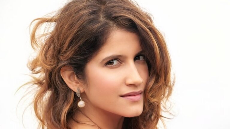 Smilie Suri: आलिया भट्ट की ये कजिन अब दुबई में बन गई पोल डांसर, भाई भी है ब्लॉकबस्टर डायरेक्टर | Smilie Suri where Alia Bhatt cousin living as pole dancer in Dubai kahan hai kalyug fame Smilie Suri hindi
