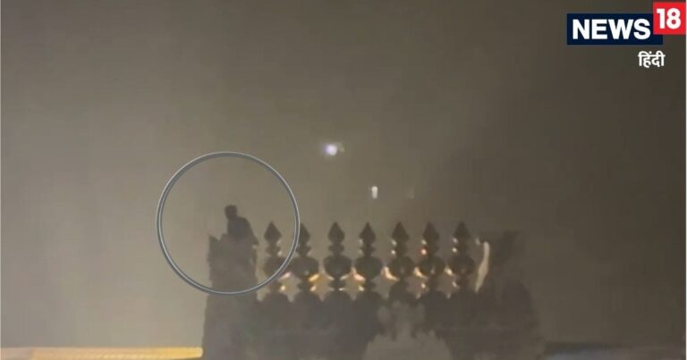 Tirupati Govindarajaswamy Temple Gopuram | Drunken Man Climbs Govindarajaswamy Temple Gopuram | तिरुपति में गोविंदराजस्वामी मंदिर पर चढ़ा नशे में धुत शख्स, पवित्र कलश को पहुंचाया नुकसान, 3 घंटे तक छकाया | Drunken Man Climbs Govindarajaswamy Temple Gopuram at Tirupati Tirumala Damages Kalashams Arrested After 3 Hour Operation