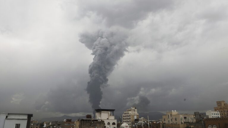 Saudi Arabia-led coalition Strikes: UAE समर्थित अलगाववादी कैंप पर बमबारी, 7 हवाई हमलों में 20 की मौत | Yemen Crisis: Saudi-led Strikes on UAE-Backed STC Camp in Hadramout Escalate Gulf Tensions News Hindi