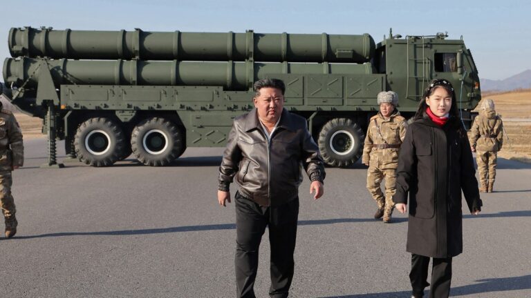Kim Jong Un ने किया ‘सुपर पावर’ मिसाइल इंजन का टेस्ट, क्या सीधे अमेरिका है निशाने पर? | Kim Jong Un Test Solid Fuel Missile Engine North Korea Multiple Warheads Target US Threat
