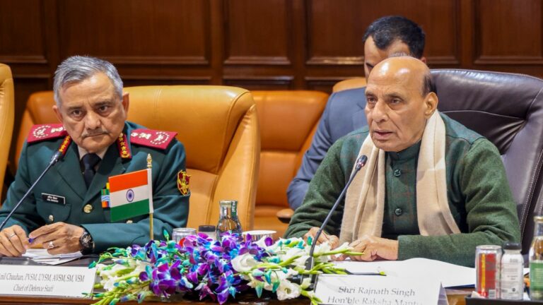 US Iran War को लेकर भारत ने कसी कमर, राजनाथ सिंह ने बुलाई हाई लेवल मीटिंग, CDS समेत तीनों सेनाओं के चीफ पहुंचे | defence minister rajnath singh call high level meeting with all forces chief and cds west asia war