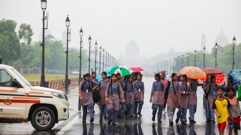 Weather Today: 4 अप्रैल का ‘डबल अटैक’! UP-बिहार समेत 9 राज्यों में बारिश-आंधी का अलर्ट, वीकेंड पर मौसम का हाल | Weather Today 4 April Rain Alert UP Bihar 9 states storm weekend forecast imd update aaj ka mausam