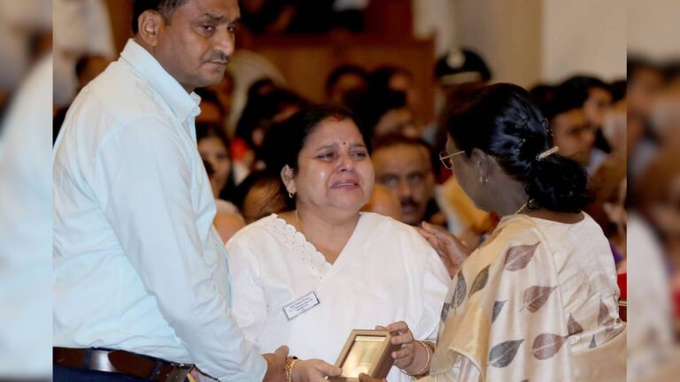 लाडले का कीर्ति चक्र छाती से लगा रो पड़ी मां, जिसने भी देखा कलेजा मुंह को आ गया