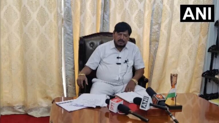 ‘गांव-गांव पूछती दादी, राहुल गांधी कब करेंगे शादी’, कविता सुना रामदास आठवले ने पूछा- कैसे बनेंगे PM
