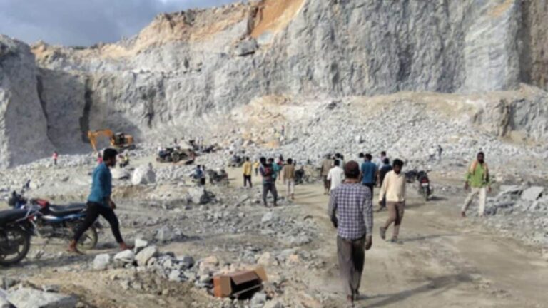 Karnataka News: कर्नाटक में बड़ा हादसा, पत्थर की खदान में चट्टान टूटने से बिहार के 7 मजदूरों की मौत