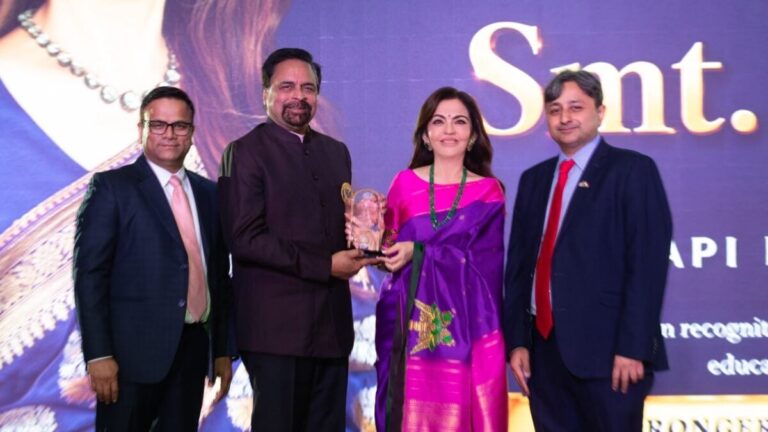 Nita Ambani Receives AAPI Humanitarian Award In Tampa Florida | नीता अंबानी को अमेरिका में मिला सबसे बड़ा सम्मान