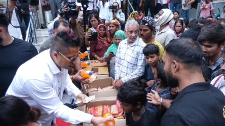 चंडीगढ़ में 500-500 रुपये के नोटों का लंगर, मंदिर के बाहर बांटे बर्गर-कोल्ड ड्रिंक और कैश