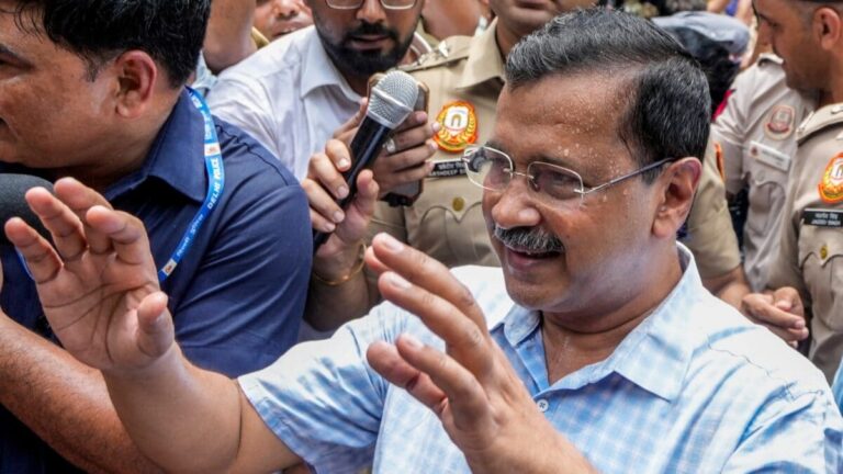‘ट्रंप के दबाव में ई-20 पेट्रोल थोप रही सरकार’, सड़क पर उतरे अरविंद केजरीवाल को पुलिस ने रोका