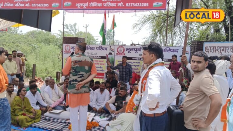 मथुरा में छाता शुगर मिल को फिर से चालू करने की मांग, किसान और पूर्व सैनिक धरने पर बैठे